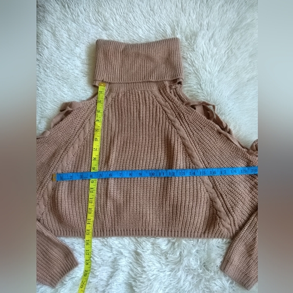 New Sz S/M cable knit turtle neck crop crisscross sleeves cold shoulder sweater - Picture 13 of 14